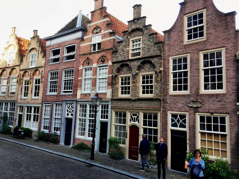Utforsk de 65 galleriene og antikvitetsbutikkene i de fine middelalderkvarterene i Dordrecht.