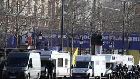 Hundrevis bøtelagt i protestkolonne ved Paris