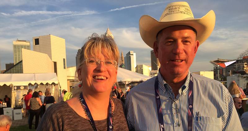 STØTTER: Leslie Pierce fra New Mexico er i Cleveland med mannen Rick for å støtte Donald Trump. – Alt annet enn Hillary Clinton, sier Pierce. 