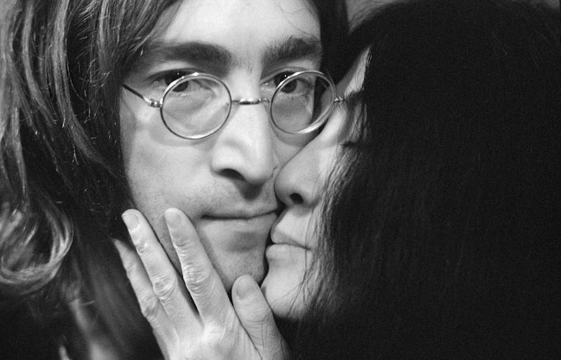 John Lennon ble sjelden fotografert uten Yoko Ono på 70-tallet. Foto: Iain Macmillan/© Yoko Ono Lennon