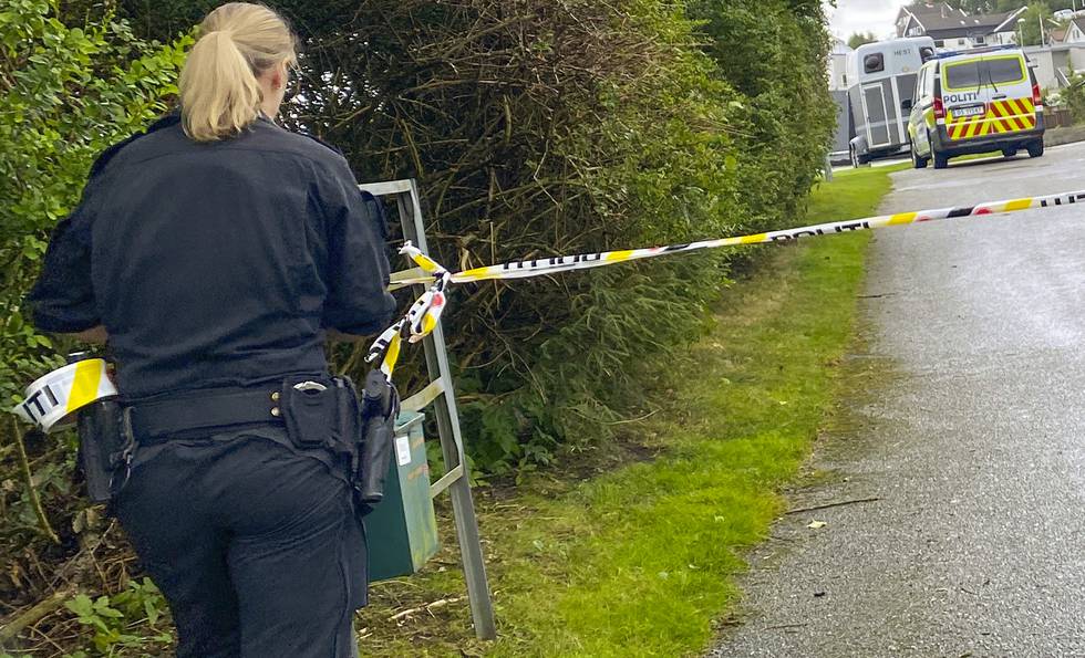 En mann i 30-årene ble fraktet med ambulanse til Stavanger universitetssjukehus med det politiet betegner som alvorlige skader. En person ble rapportert knivstukket i et privathus. Både politiet og ambulanse rykket kjapt ut til stedet.