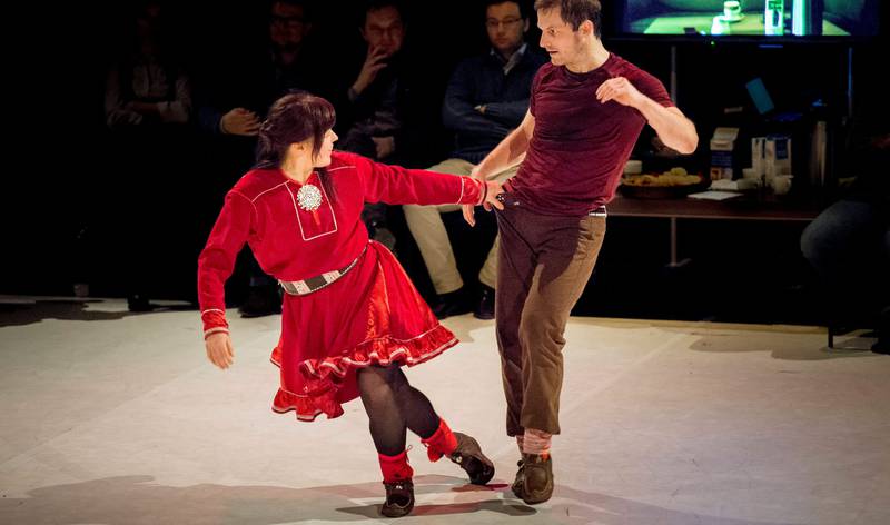 Samisk dans, det har du garantert ikke sett før. Elle Sofe Henriksen har likevel funnet gamle tradisjoner som kan kalles dans, her fra Jorggáhalln. FOTO: LARS ÖBERG/CODA