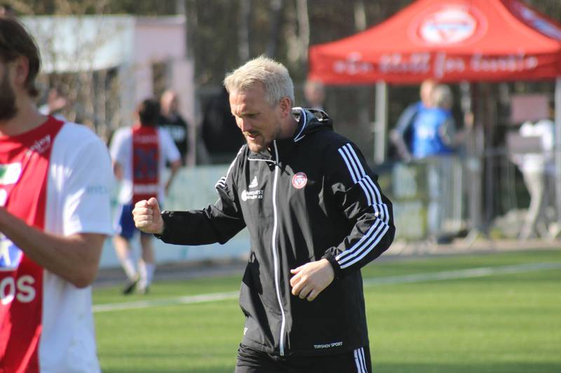 KFUM-trener Jørgen Isnes kunne knytte neven i triumf etter kampslutt.