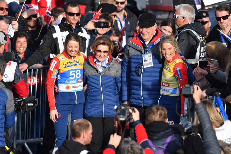 Winner Norway's Therese Johaug (R) and third placed Norway's Ingvild Flugstad Oestberg (L) celebrate with King Harald V of Norway and Queen Sonja of Norway (2ndR) after the Ladies' 10km cross-country (classic) event at the FIS Nordic World Ski Championships on February 26, 2019 in Seefeld, Austria. (Photo by JOE KLAMAR / AFP)