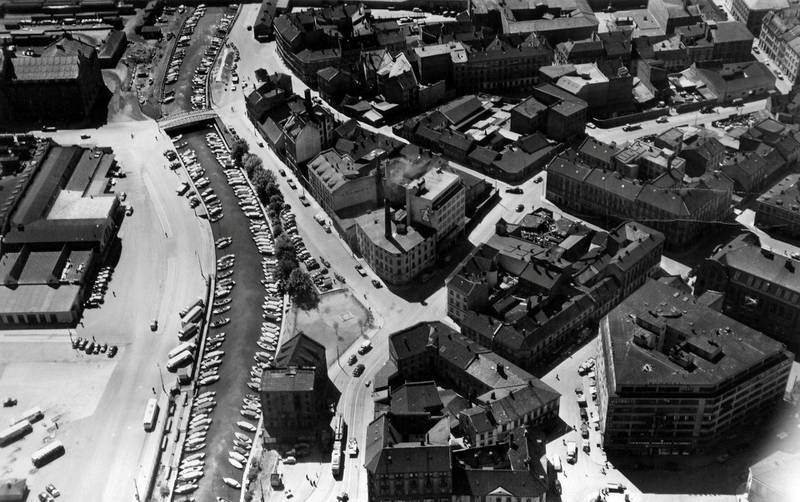 Akerselva med småbåter i 1952 mellom Schweigaards bru og Vaterland bru. Til høyre Elvegata (tidl. Bolverksgata), Vognmannsgata, Rødfyllgata, Brugata, Karl XIIs gate (tidl. Store Vognmands gate), Schweigaards gate. Til venstre Grønlands torg med bussterminal og Kjøtthallen.