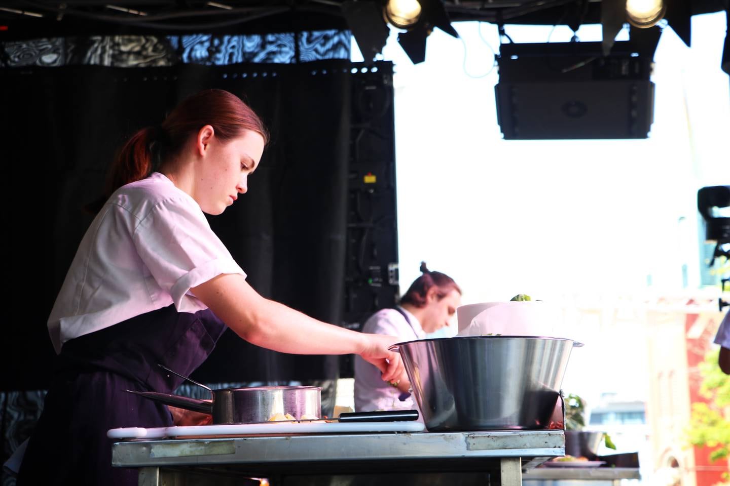 Det ble arrangert kokkekamp på scenen i Bakgården på Nytorget mellom lærlingene Sara Årsland og Audrius Simutis. Det var Simutis som stakk av med seieren og dermed avanserte videre i kokkekonkurransen.