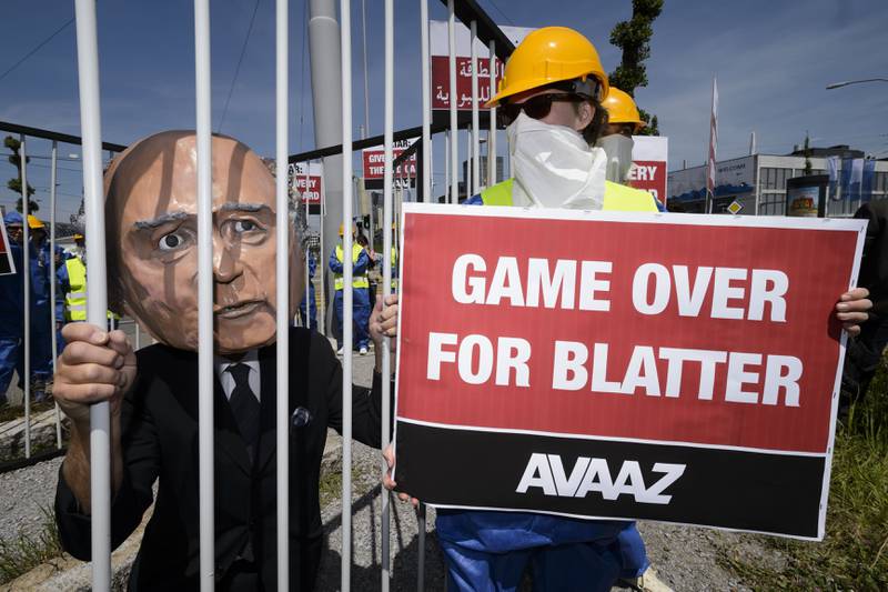 Demonstrasjonene utenfor FIFA-hovedkvarteret var tydelige i sitt budskap. FOTO: NTB SCANPIX