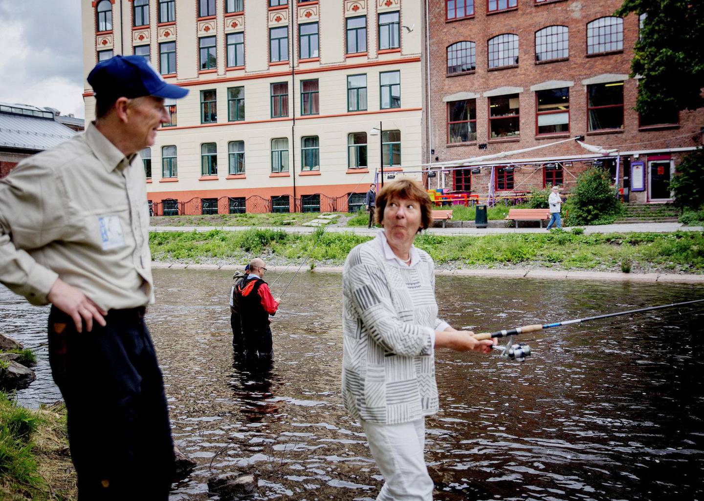 fiskelykke 2016: Marianne Borgen åpner fiskesesongen i elva i 2016, fem år etter klorutslippet i 2011. Bjørn Torp (t.v.) bistår ordføreren.