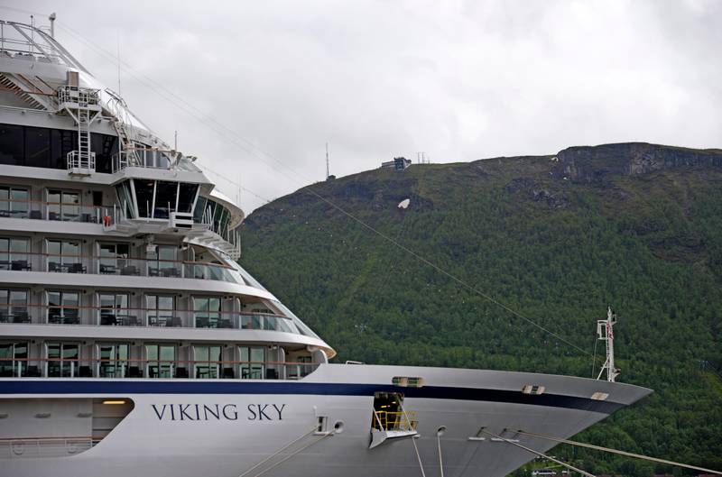 Tromsø  20180628.
Kald og våt sommer i Tromsø. Her ligger cruiseskipet Viking Sky, med Fjellheisen i Tromsø i bakgrunnen.
Foto: Rune Stoltz Bertinussen / NTB scanpix
