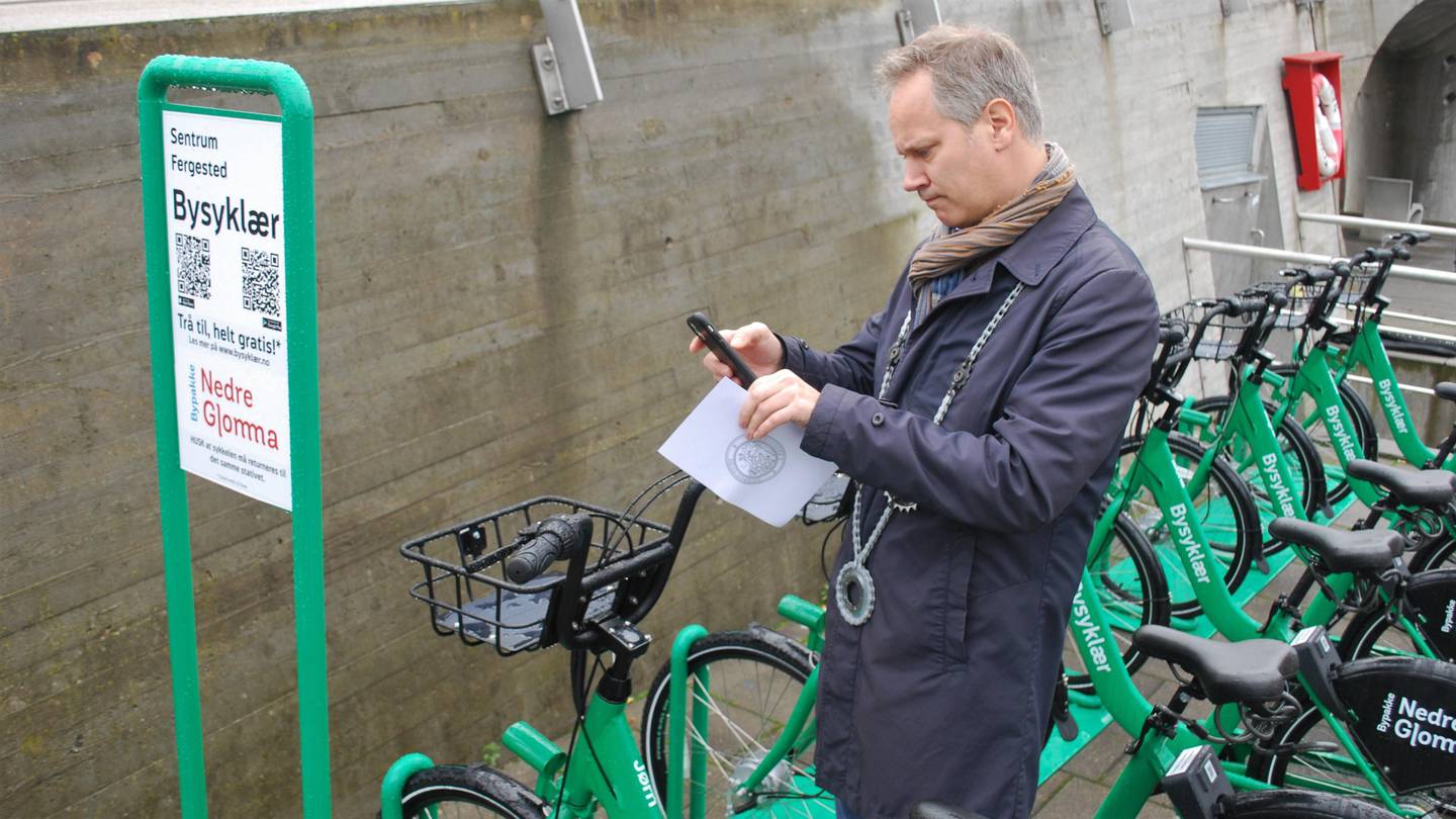 Ordfører Jon-Ivar Nygård var raskt ute med å laste ned appen som må til for å ta i bruk syklene.