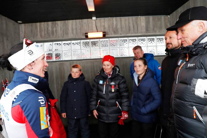 Marit Bjørgen i møte med hele kongefamilien etter søndagens Kollen-seier.