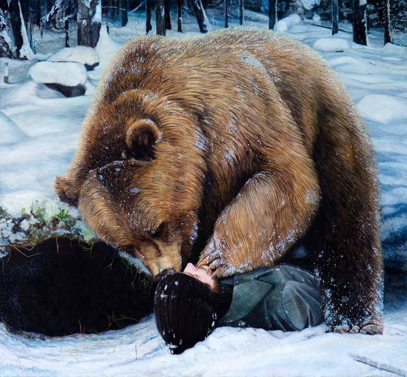 Når bjørnen kommer ut av hiet (tittel er «Lair», «Hi» på norsk) kan de underligste ting skje. I hvert fall i Christer Karlstads malerier.