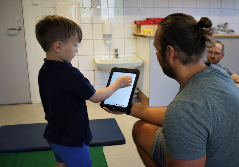 skriver: Sørbyløkka barnehage er en av 19 barnehager i Drammen som bruker Lekbasert læring. Her skriver Magnus (5) en «s».
