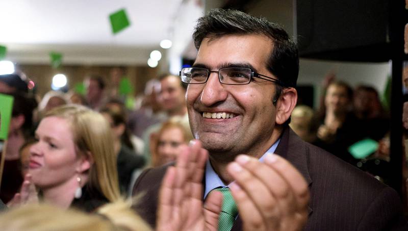 Shoaib Sultan applauderer for Miljøpartiet De Grønnes resultater valgnatta. Partiet vil kreve at han blir ordfører i Oslo når det skal forhandles om posisjoner og politikk i hovedstaden i dagene framover. FOTO: OLE GUNNAR ONSØIEN/NTB SCANPIX
