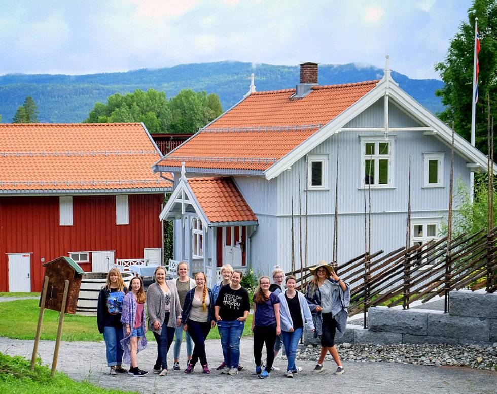 Møtes hos mesteren: Unge skrivende mennesker har vært samlet til skrivelysttreff på Portåsen i Mjøndalen også i sommer. FOTO: HELEN MARSHALL
