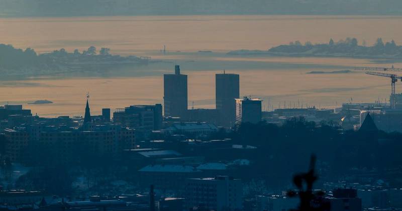 Oslo  20190120.
Lav ettermiddagssol over hovedstaden med Oslo rådhus i midten av bildet. 
Foto: Vidar Ruud / NTB