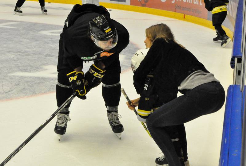 Arvingen til Oilers-kaptein Kristian Forsberg behøvde litt overtalelse før isen lå åpen.