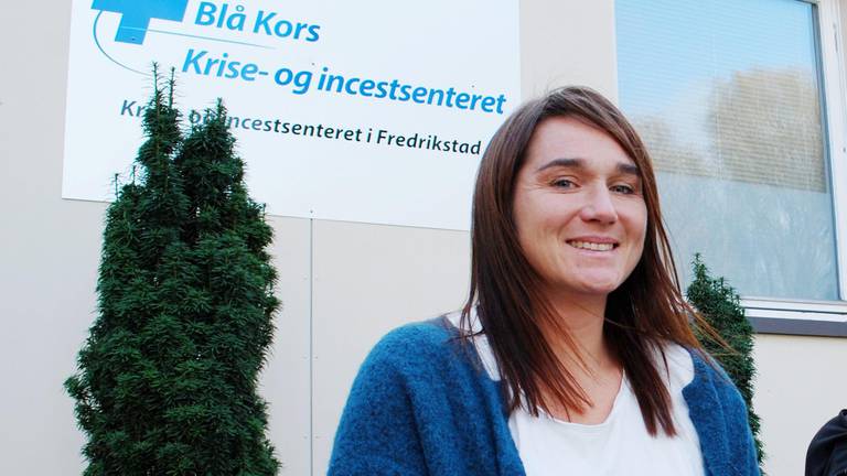 Virksomhetsleder Marie Lindén og ledende miljøterapaut Kari Næss Omvik ved incestsenteret i Fredrikstad.