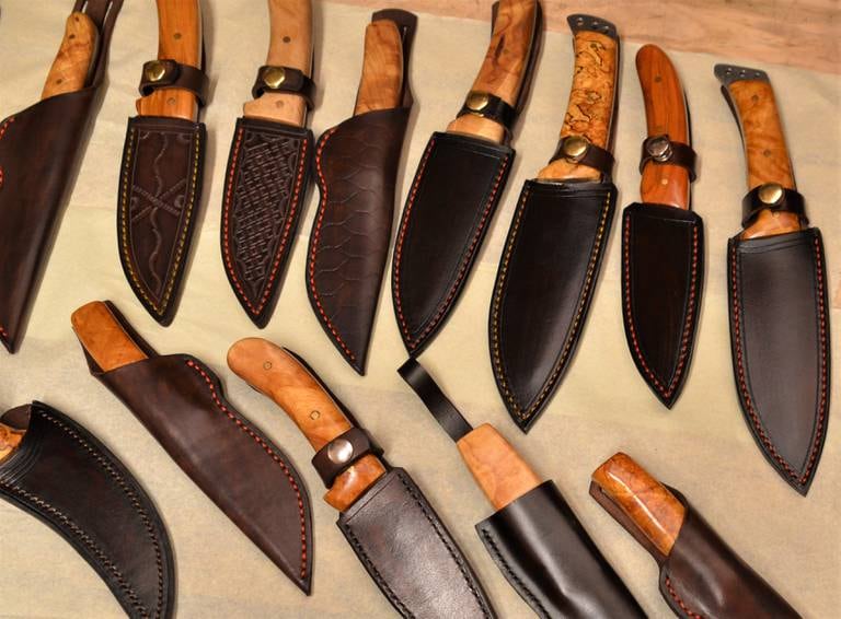 Borges ferskeste hobby er knivmaking. Så langt har det blitt produsert over 50 kniver og slirer i «furtebua» på Hvaler.