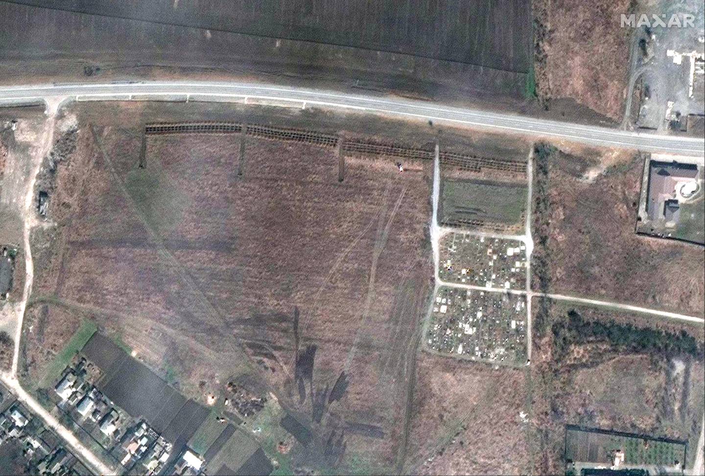 Dette satellittbildet er tatt torsdag 21. april og viser en rekke nye graver på et jorde utenfor landsbyen Manhusj utenfor Mariupol. Foto: Maxar Technologies / AP / NTB