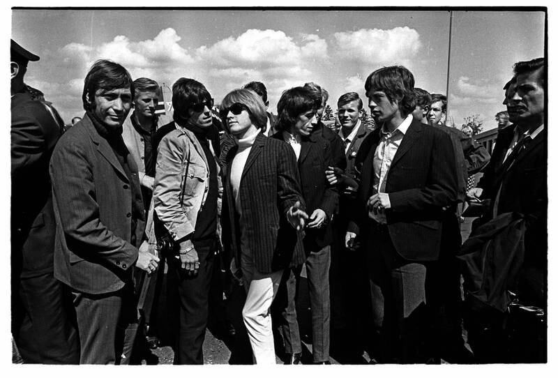 The Rolling Stones ankommer Oslo, via Fornebu flyplass, 23. juni 1965.
Fra v.: Charlie Watts, Keith Richards, Brian Jones, Bill Wyman og Mick Jagger. FOTO: ARBEIDERBLADET/ARBEIDERBEVEGELSENS ARKIV