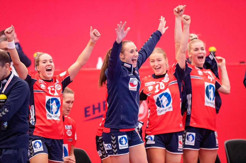 (L-R) Malin Aune, Camilla Herrem, Stine Bredal Oftedal and Veronica E. Kristiansen of Norway celebrate after the preliminary round match between Norway and Poland of the 2020 EHF European Women's Handball Championship tournament at the Sydbank Arena in Kolding, Denmark, on December 3, 2020. (Photo by Bo Amstrup / Ritzau Scanpix / AFP) / Denmark OUT