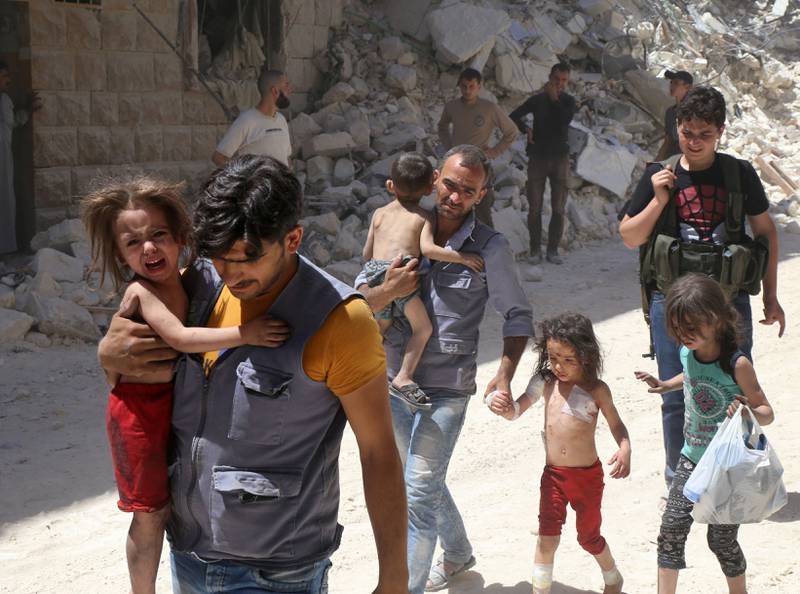 Aleppo: Kampene i Aleppo har trappet opp i sommer. Barna er blant sivilbefolkningen som er fanget i bomberegnet som faller over de opprørskontrollerte delene av byen. Disse flykter langs ødelagte bygninger i juli. 