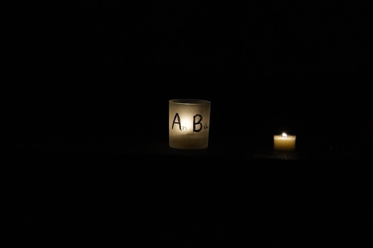 Oslo 20191225. 
Det er stille er foran Slottet, 1. juledag. I kveld kom det melding om at Ari Behn er død, noen har alt tent lys.
Foto: Fredrik Hagen / NTB scanpix