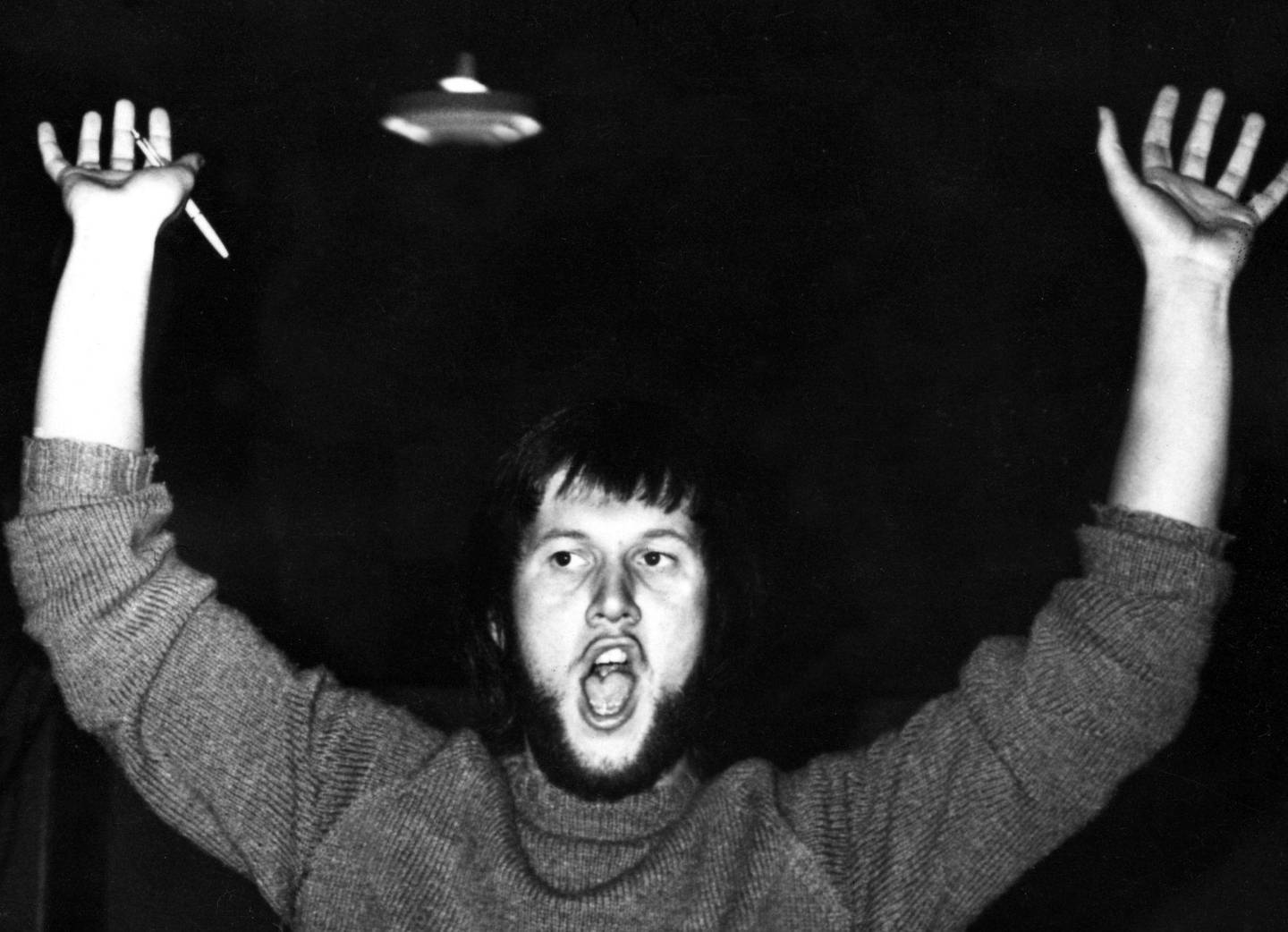 Bjørn Eidsvåg som ten sing-dirigent for koret Kraft i 1974. FOTO: BERIT KEILEN/NTB SCANPIX
