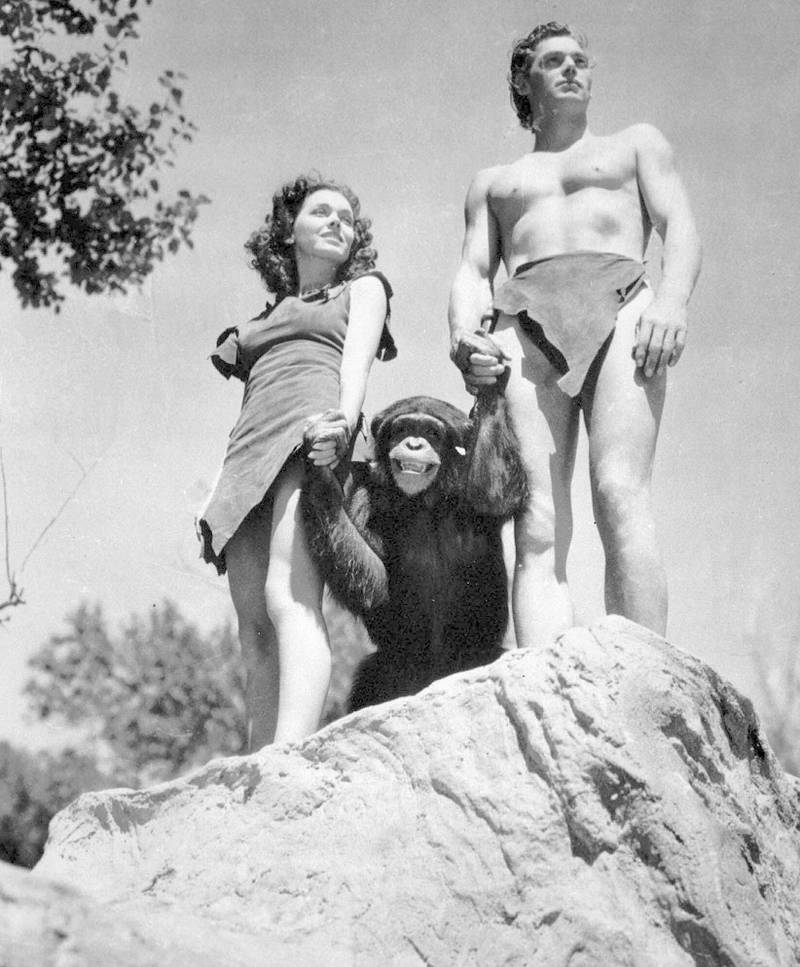 OL-svømmeren Johnny Weissmüller spilte Tarzan i de klassiske Hollywood-filmene fra 1930-tallet. Her med Maureen O'Sullivan som Jane og sjimpansen Skippy.