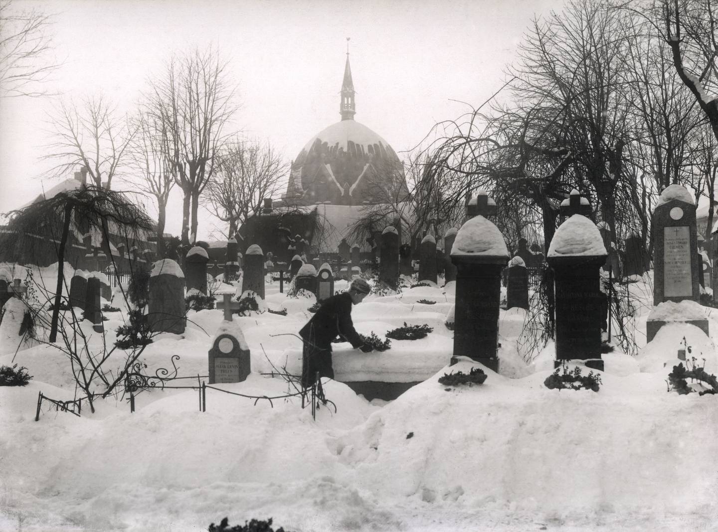Krist kirkegård ble etablert som pestkirkegård i 1654, utvidet som kolerakirkegård i 1835 og i bruk fram til 1924. Jul på Krist kirkegård på Hammersborg i 1900 med Trefoldighetskirken i bakgrunnen.