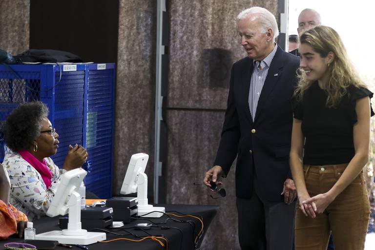 President  USA, Joe Biden, fotografert idet han forhåndsstemmer i det amerikanske mellomvalget i oktober 2022.