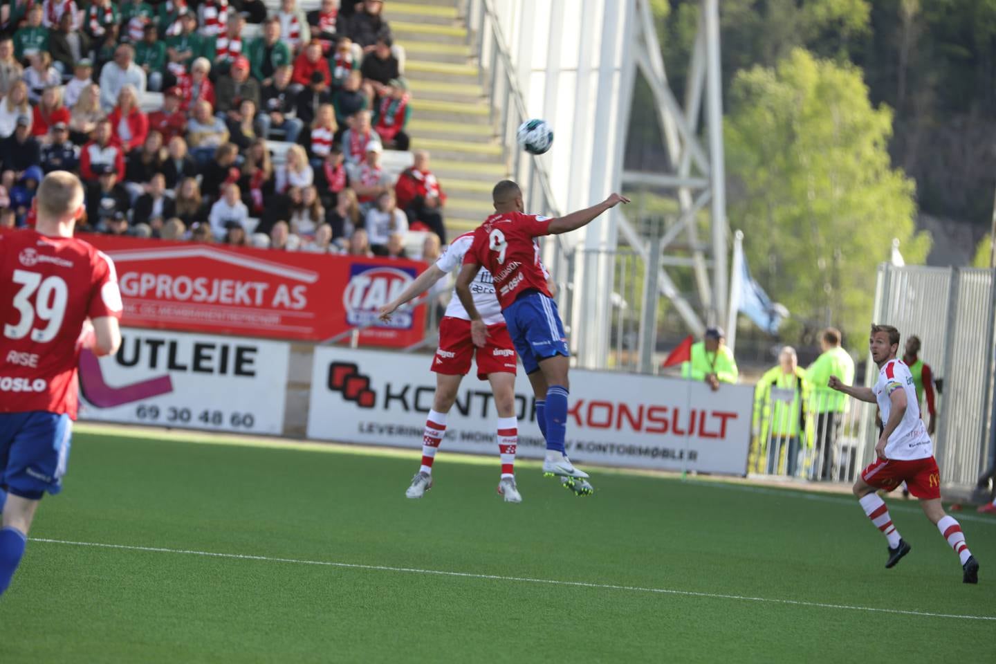Johnny Buduson ble alt for alene i Skeid-angrepet på Fredrikstad stadion.