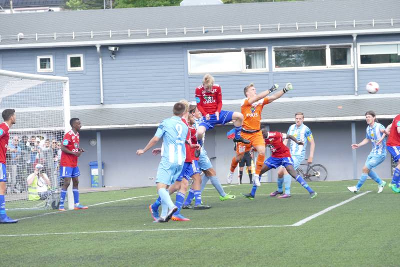 Skeids keeper Idar Nordby Lysgård slår unna en ball i feltet.