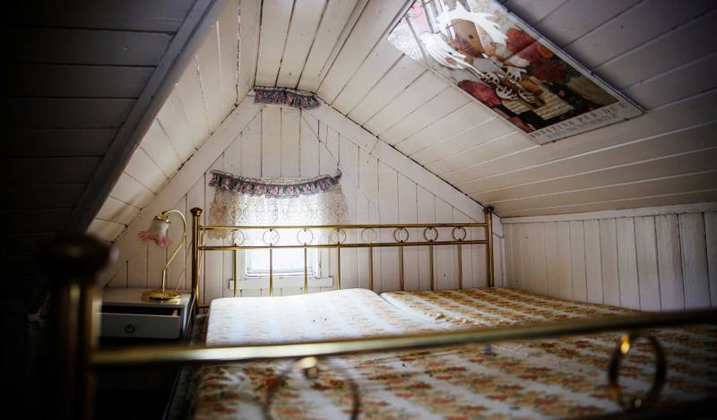 Når hytta er ferdig renovert, kan du hvile ut her – i en gullseng under skråtaket på hemsen.