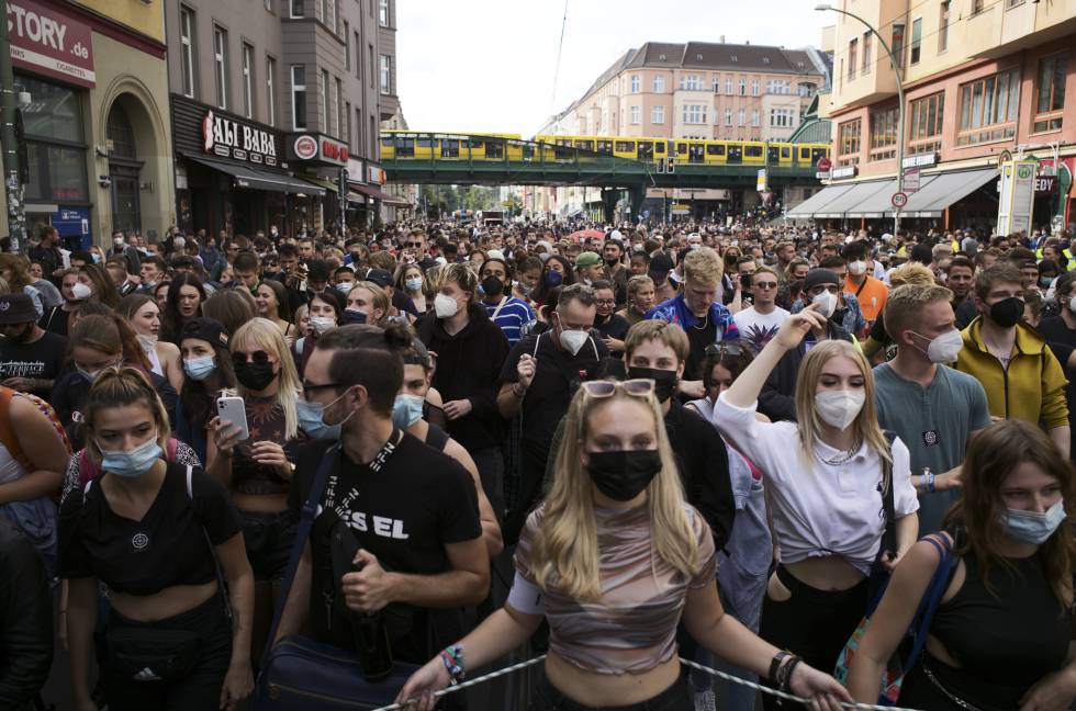 Det har vært omfattende demonstrasjoner mot de strenge koronareglene i Berlin. Foto: Markus Schreiber / AP / NTB