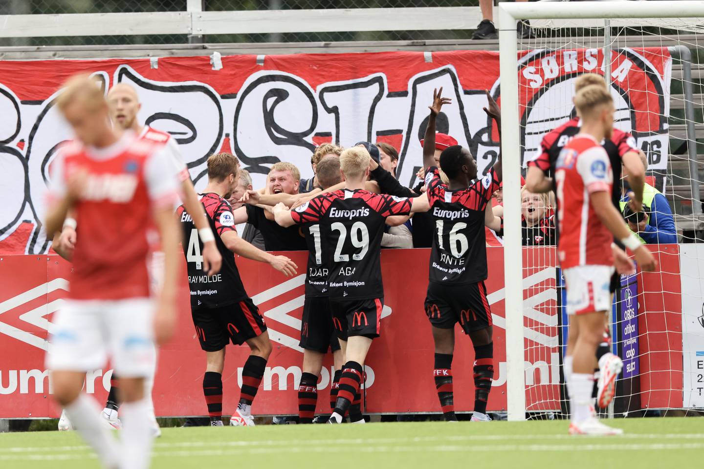 Fredrikstad-spillerne jublet etter scoring. Foto: Geir Olsen / NTB