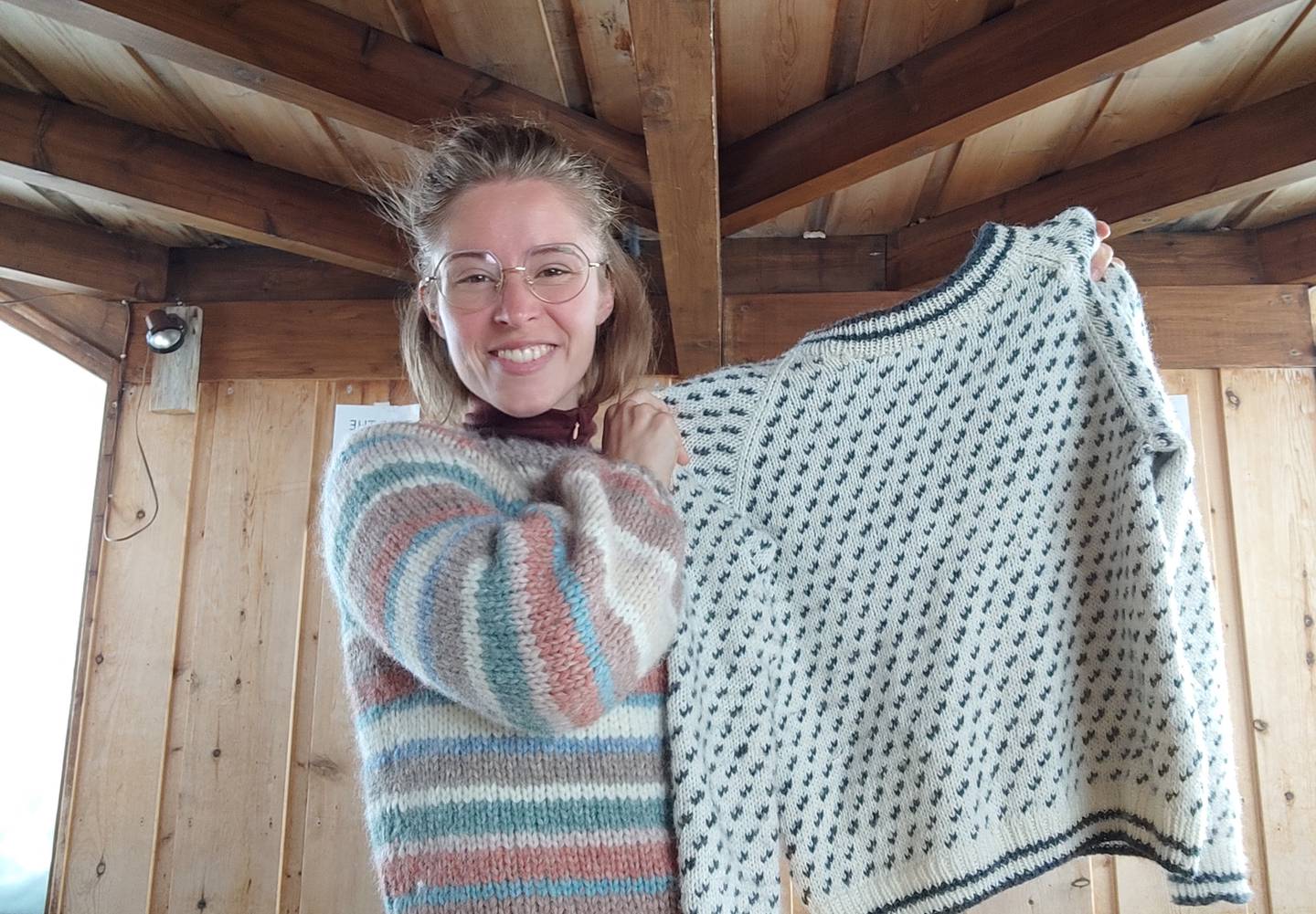 Thea Mannsaaker (26) fra Drammen stortrives som driver av kafeen på toppen av Norges høyeste fjell.