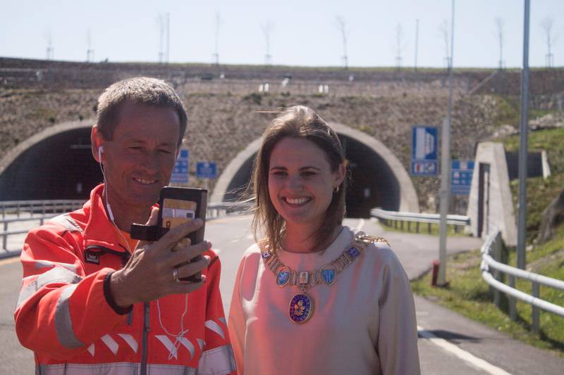 Prosjektleder Gunnar Eiterjord og ordfører Kari Nessa Nordtun ved Hundvågtunnelen like før åpning.
