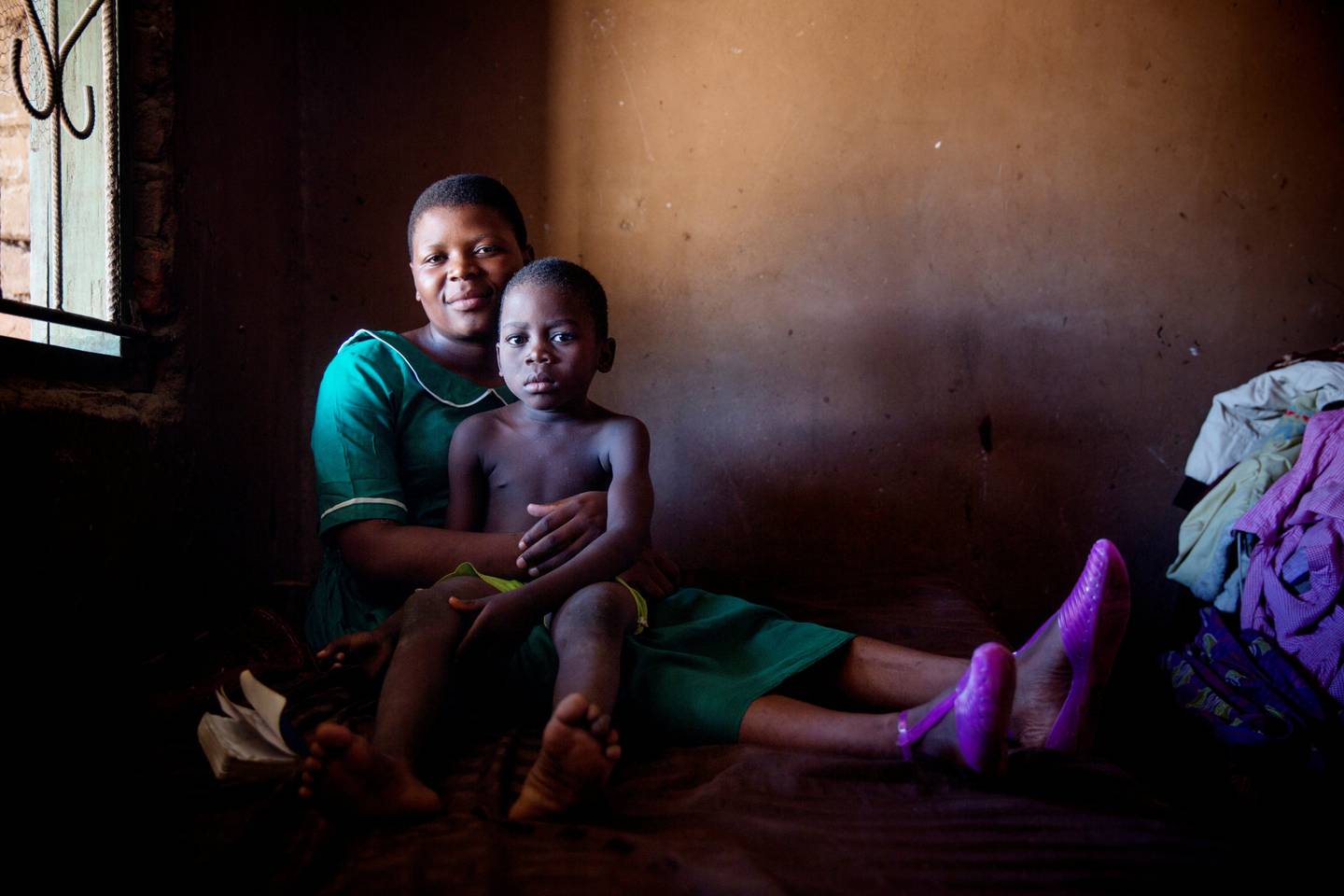 TIDLIG: Tenåringsgraviditeter er utbredt mange steder. Her Miriam Kajawo og sønnen i Malawi. Hun ble gravid som 12-åring. FOTO: JONAS GRATZER/REDD BARNA