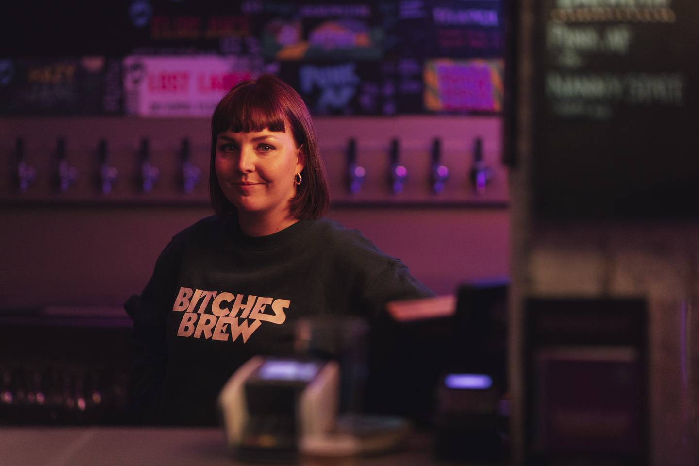 Rebekka Jynge spiller Billie i serien, Adas tålmodige venninne og bartender av yrke.