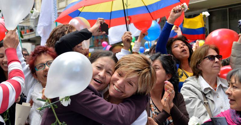 VIKTIG: Kvinners rettigheter har fått en sentral plass i fredsavtalen i Colombia. Det er helt nødvendig, mener mange,       blant annet July Fajardo. Her feirer colombianske kvinner i Bogota fredsavtalen som først ble signert i juni i år. FOTO: GUILLERMO LEGARIA/NTB SCANPIX