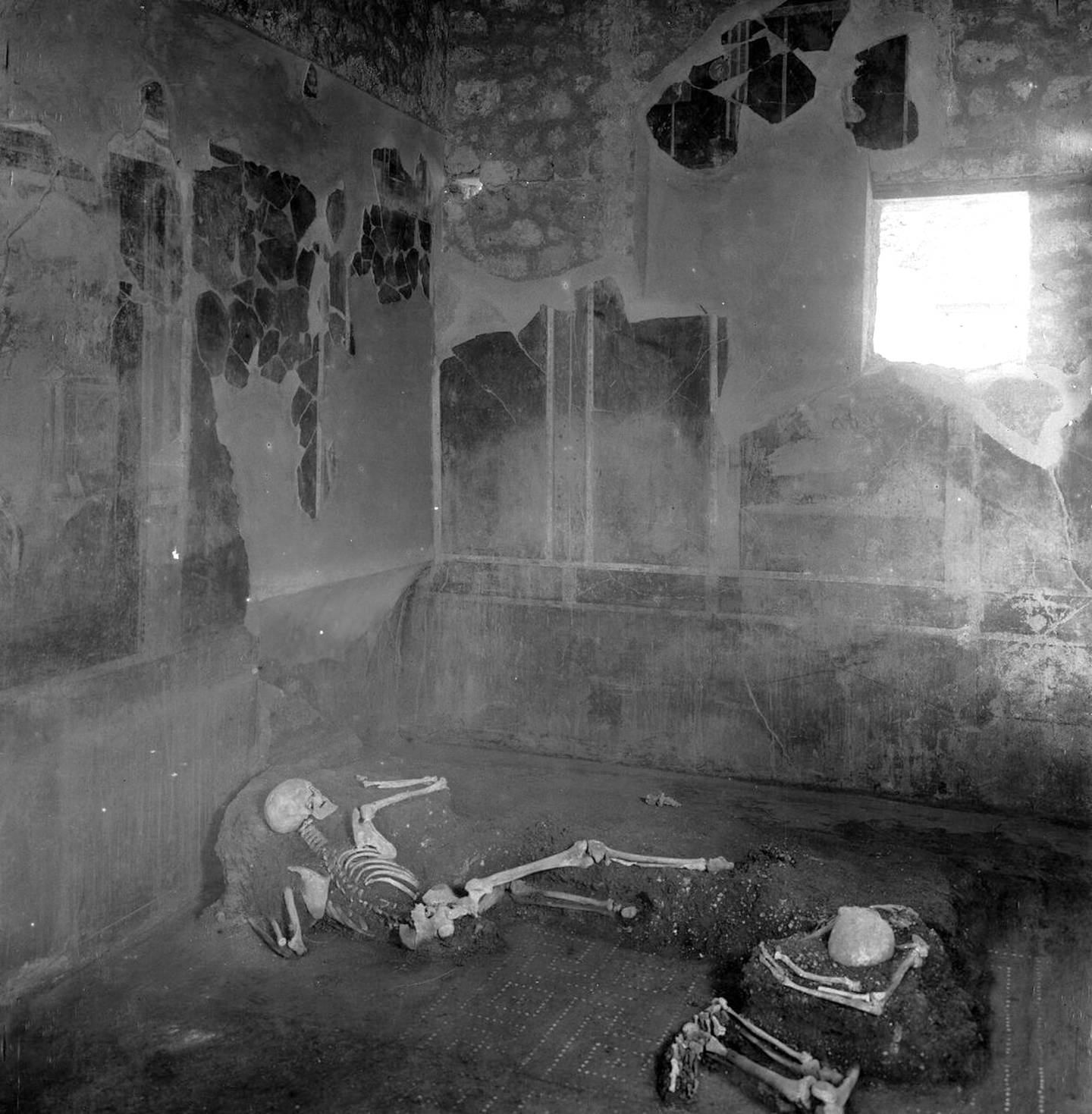 De to personene ble funnet i "The House of Craftman" i Pompeii. Bildet er hentet fra  boken "Notizie degli Scavi di Antichità" fra 1934.
