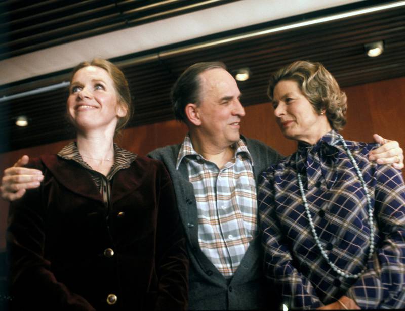 Ingmar Bergman flankert av Liv Ullmann og Ingrid Bergman i Oslo i forbindelse med en presse­konferanse om planene med å spille inn «Høstsonaten».