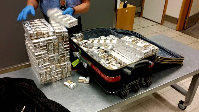En russisk sigarettkurer ble stanset med 74 kartinger, tilsvarende 14.800 sigaretter på Stavanger lufthavn, Sola. Foto: Stavanger tollsted