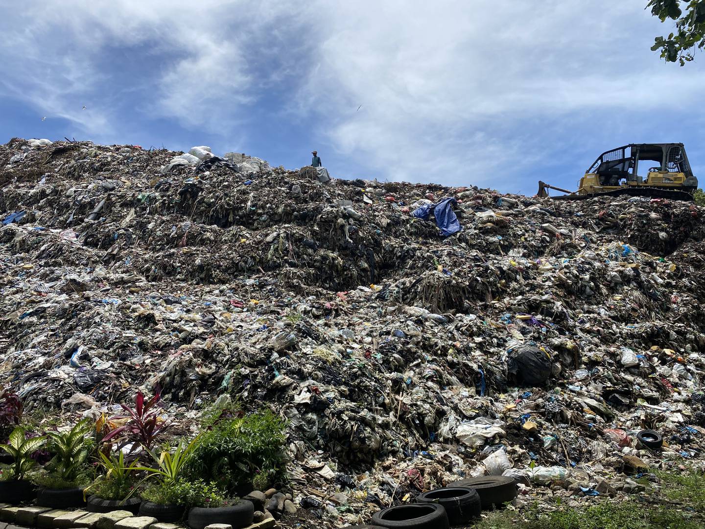Avfallsdeponiene ruver i terrenget i Banyuwangi.