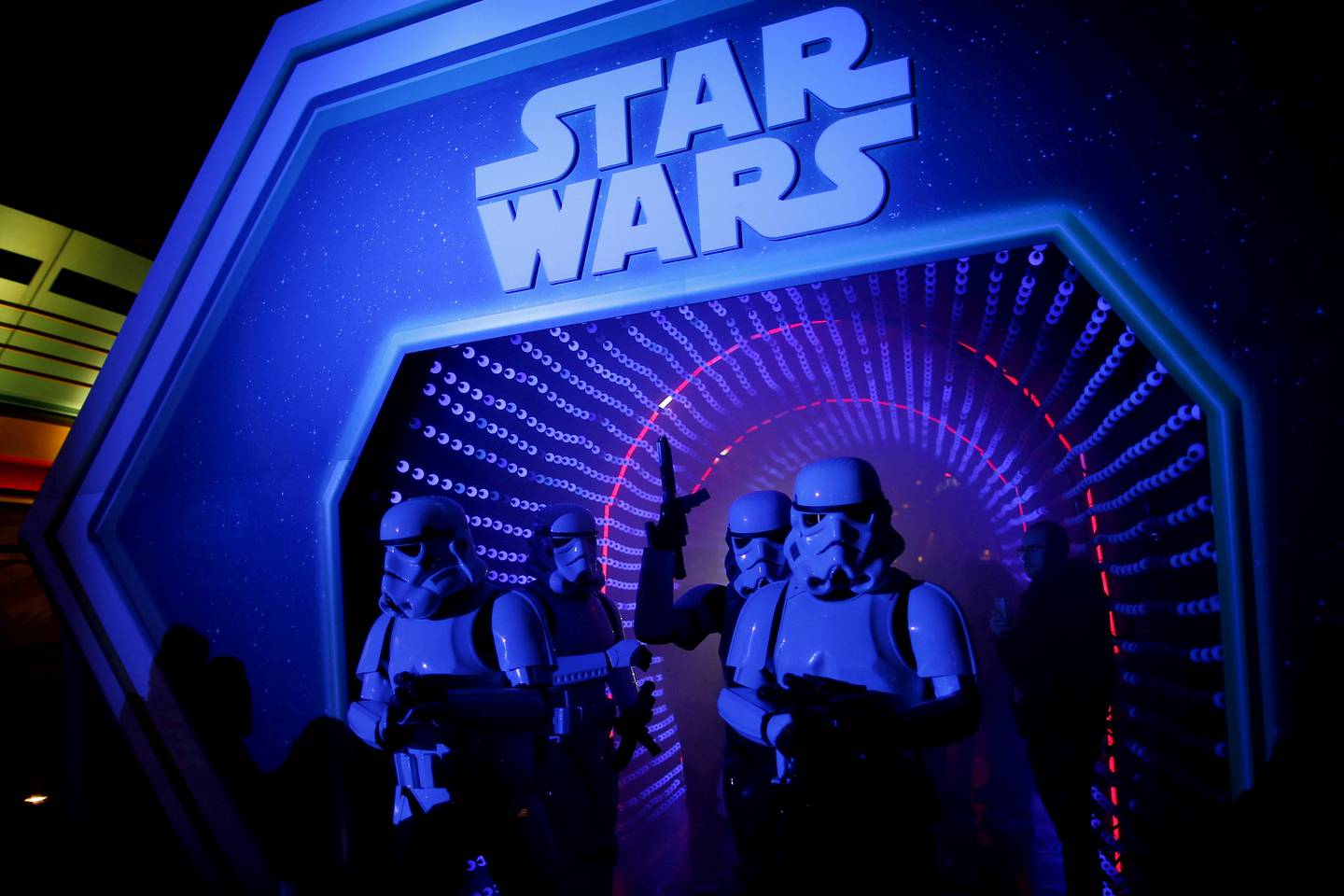 Disney og regissør Rian Johnson er blitt enige om å utvikle en helt ny trilogi «Star Wars»-filmer, basert på George Lucas' science fiction-univers.