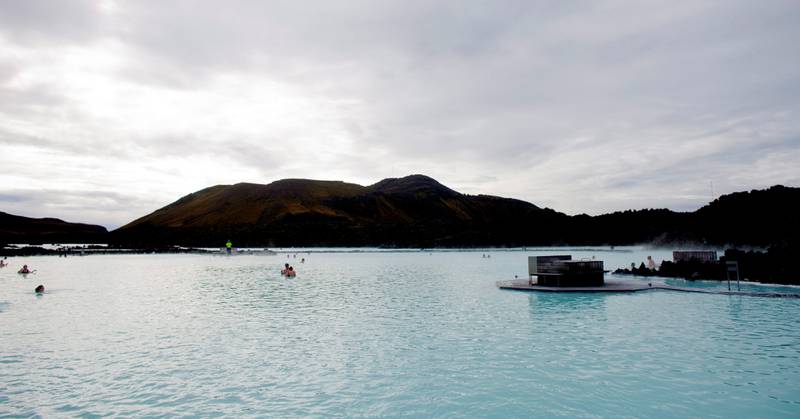 Badere på Island kommer ikke unna den blå lagune, fire mil utenfor Reykjavik, og et yndet turistmål.