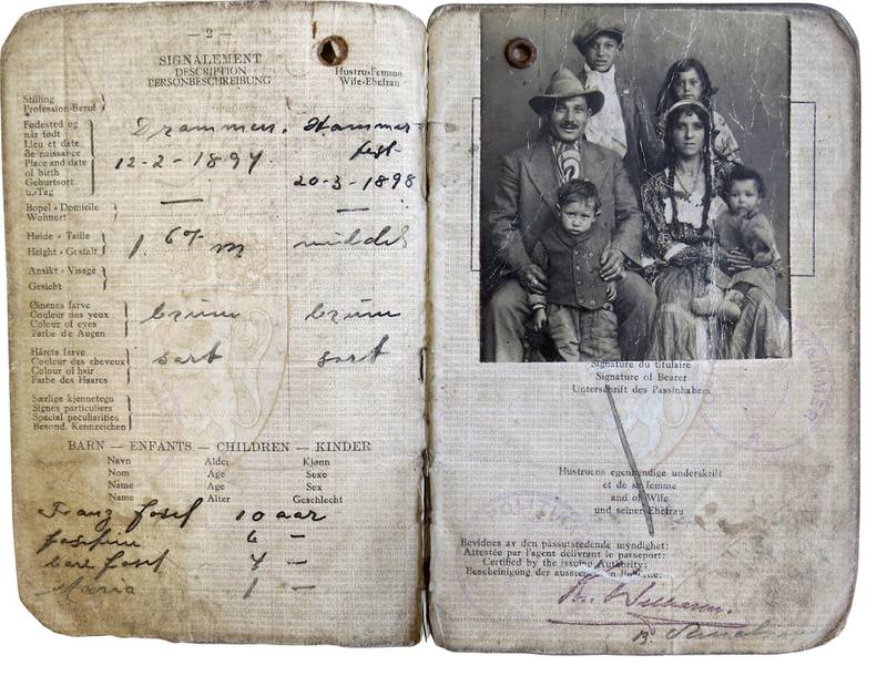 Frans Josef (f.v.) og foreldrene Dika Jeanne og Czardas etter at de hadde sluppet ut av Montreuil-Bellay. Bildene ble tatt av fransk politi til søknader om ID-papirer. 