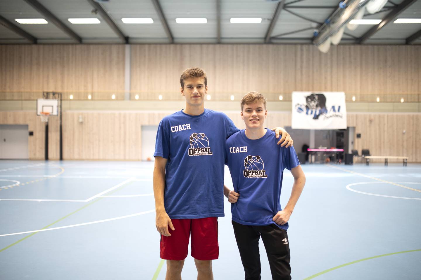 Til venstre Gudmund Leachman Røthning (16) til høyre Sander Johnskareng (17) er trenere på basketskolen for barn og unge
